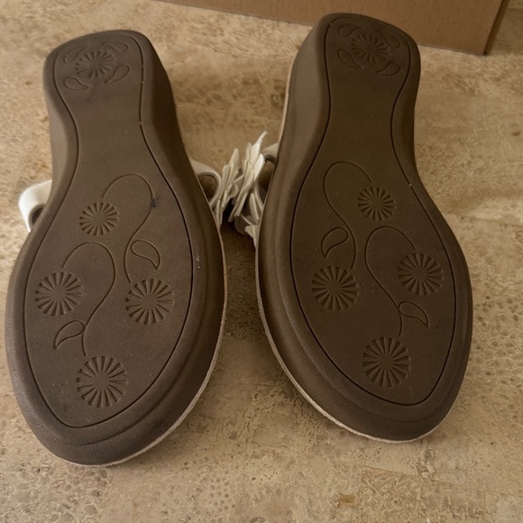 Cliffs by WHITE MOUNTAIN White Floral Sandals - Picture 3 of 5